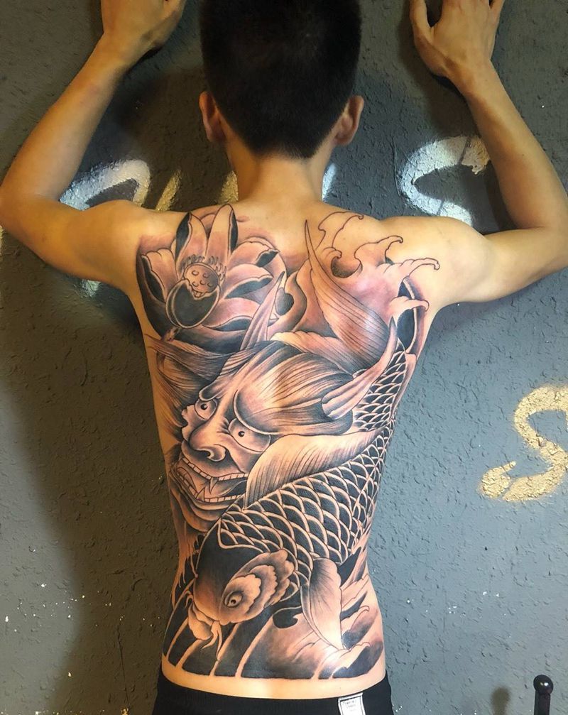 满背鲤鱼般诺纹身图片