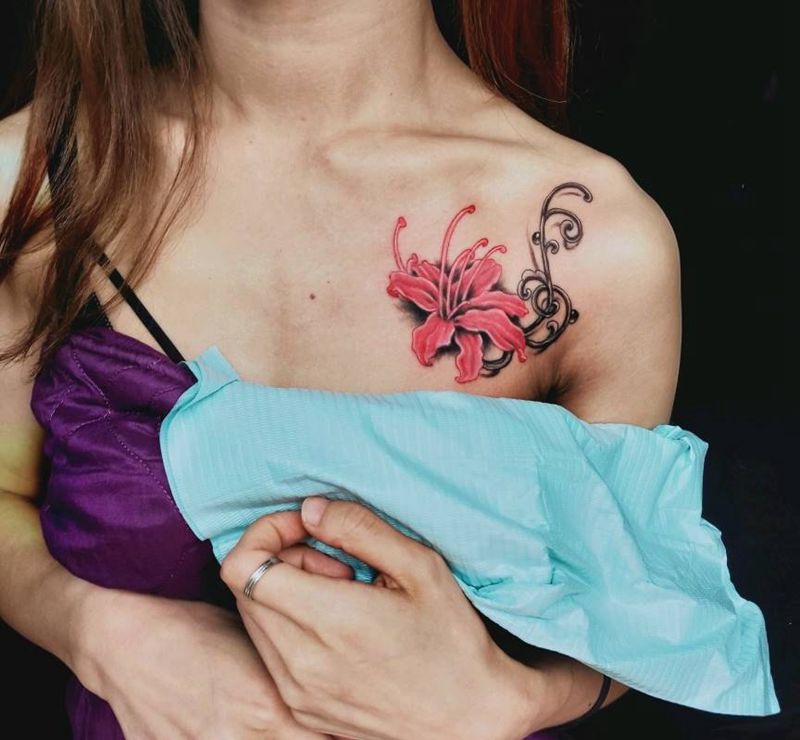 彼岸花纹身图片_胸部纹身图案