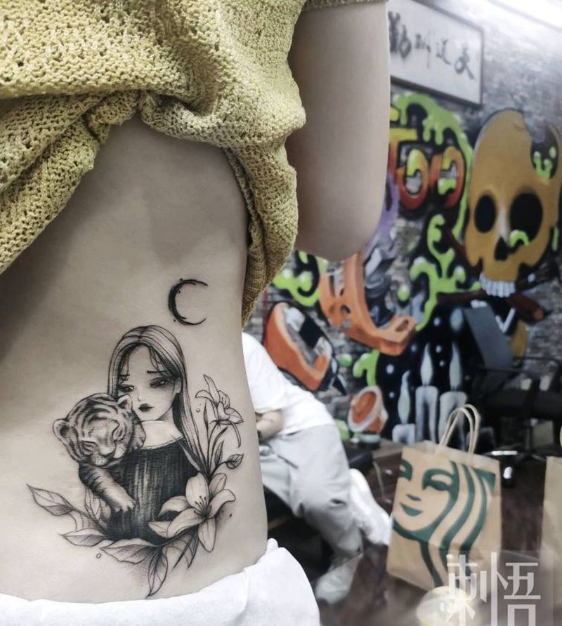 小女孩纹身图片_腰部点刺纹身图案