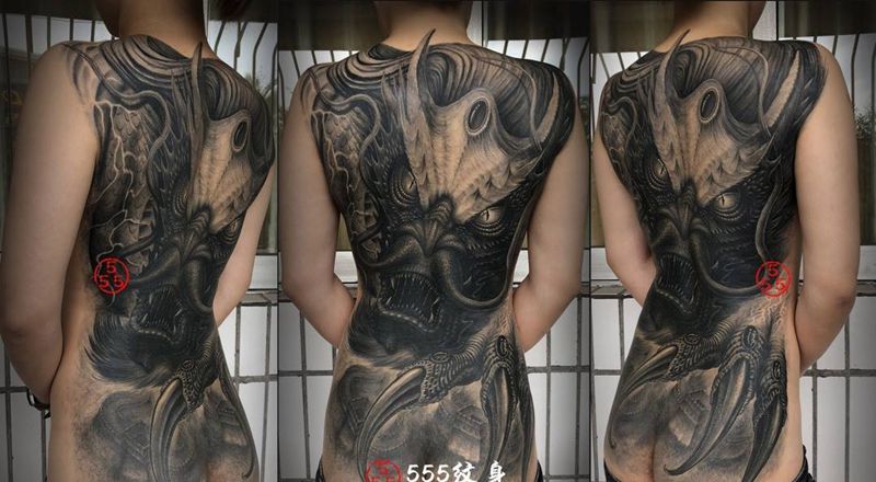 战龙纹身图片_背部肩部新传统欧美写实纹身图案
