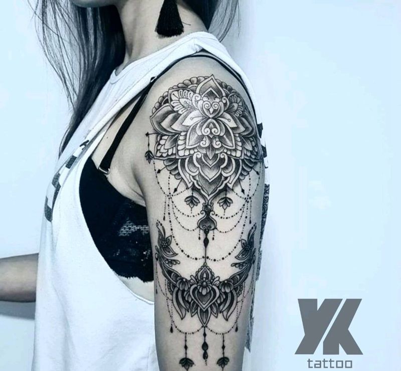 蕾丝+曼陀罗纹身图片_手臂点刺几何纹身图案