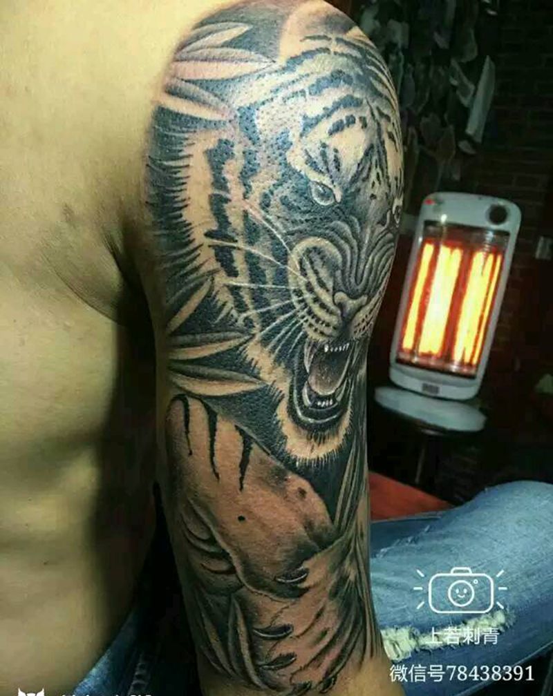 跃虎纹身图片_手臂写实动物成品纹身图案