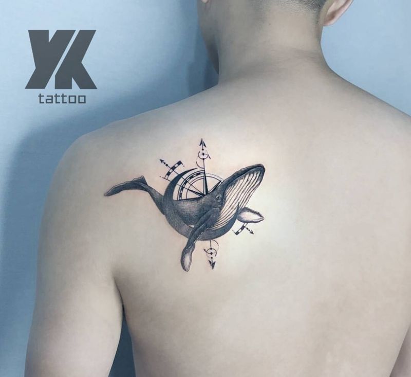 指南鲸纹身图片_背部几何点刺鲸纹身图案