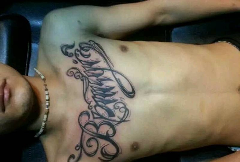 花体v胸纹身图片_胸部欧美字符纹身图案