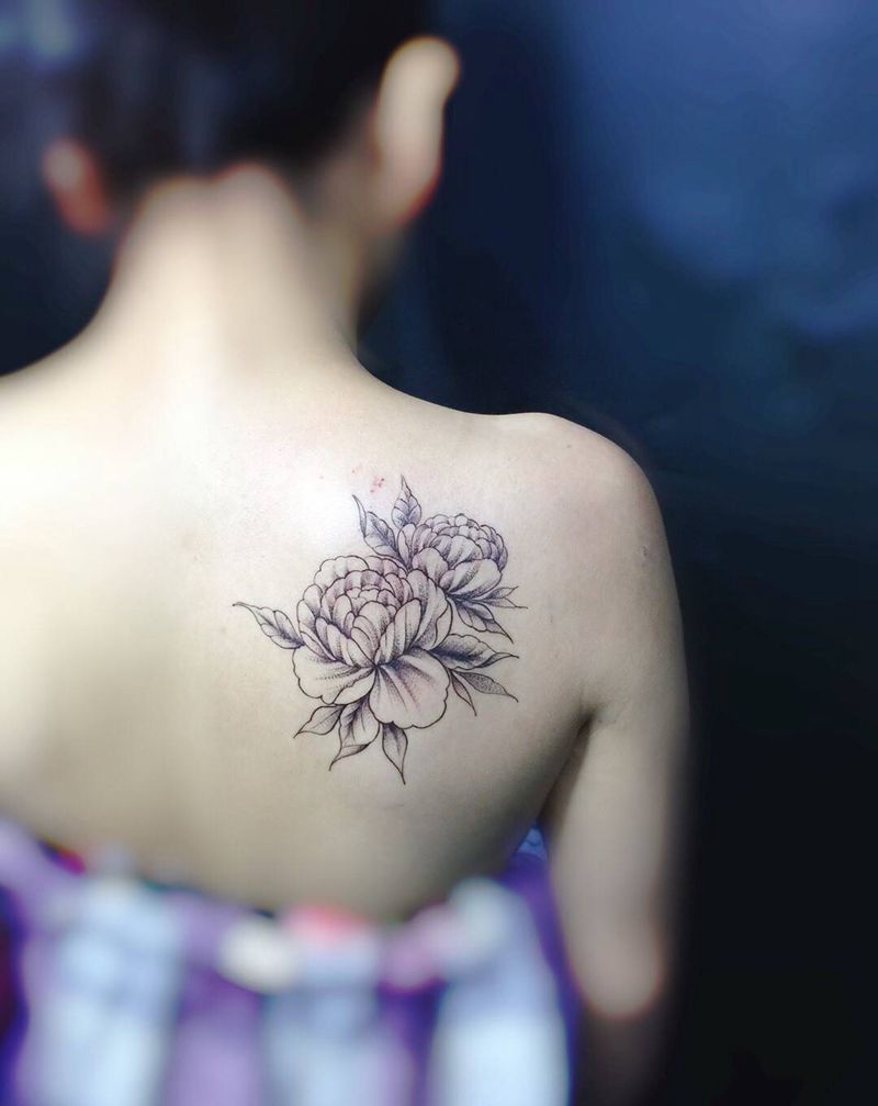 素花纹身图片_肩部点刺纹身图案