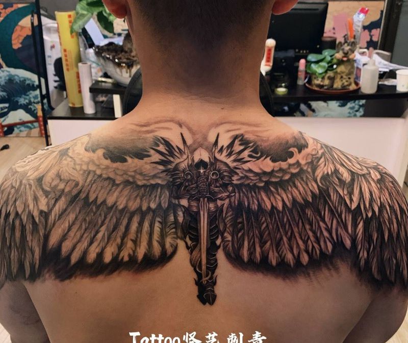 天使纹身图片_臀部欧美写实纹身图案