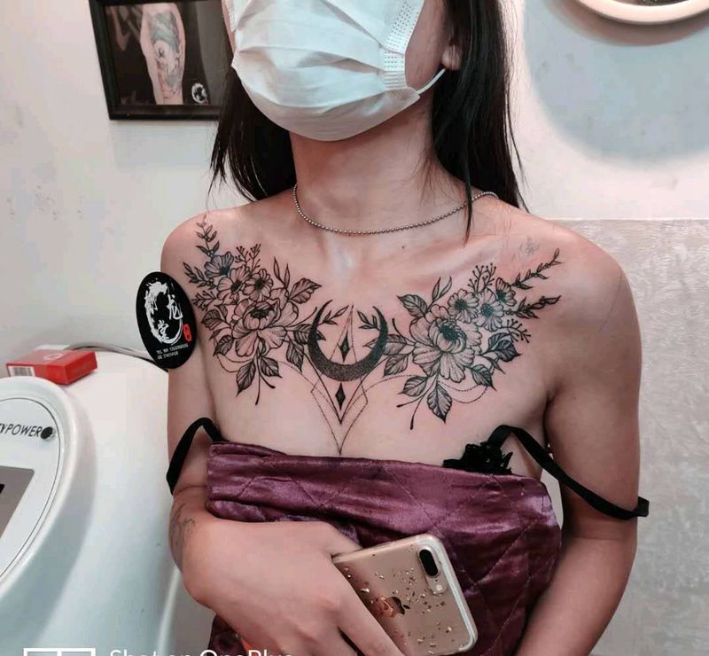 素花纹身图片_胸部新传统纹身图案