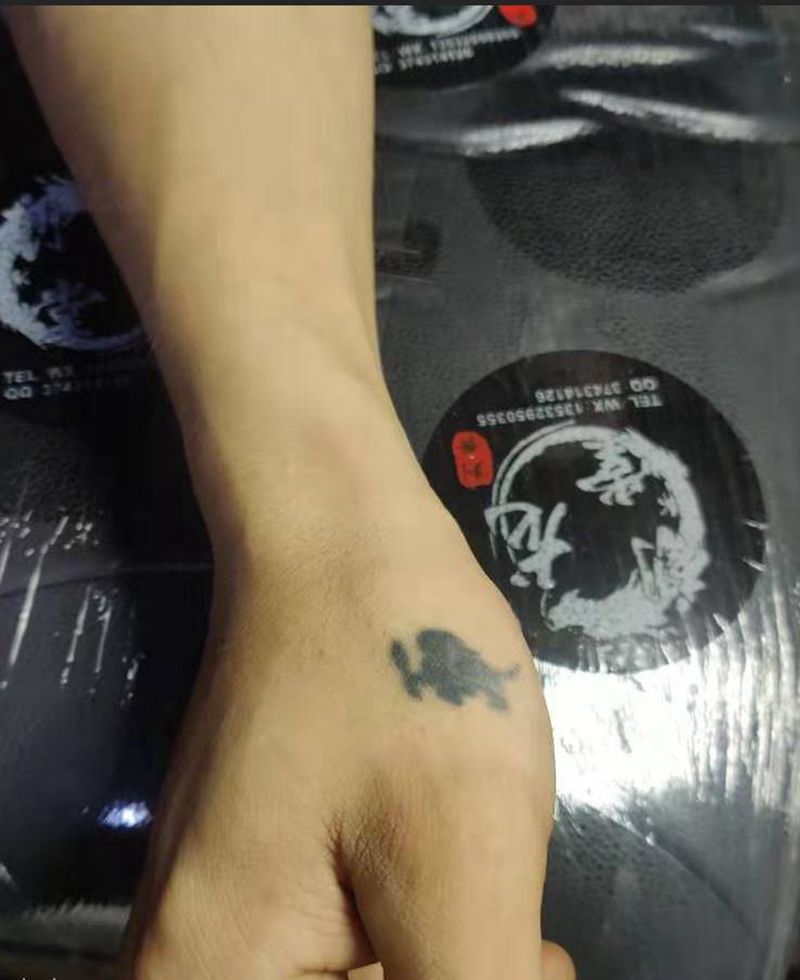 招纹身师一名有意联系纹身图片_手部新传统纹身图案