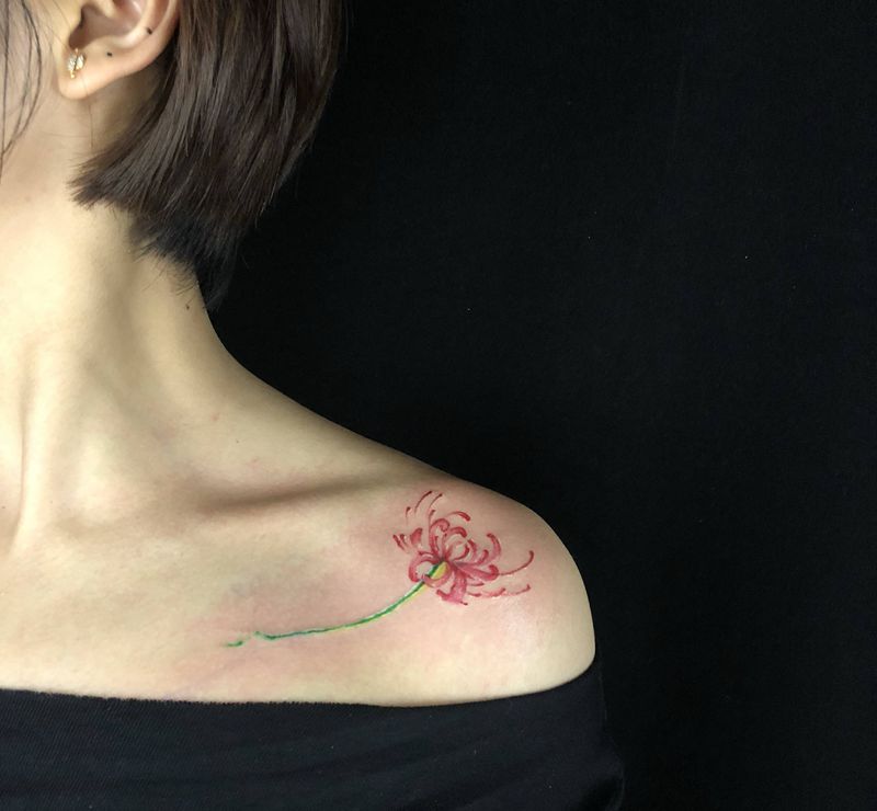 彼岸花纹身图片_肩部彼岸花小清新纹身图案