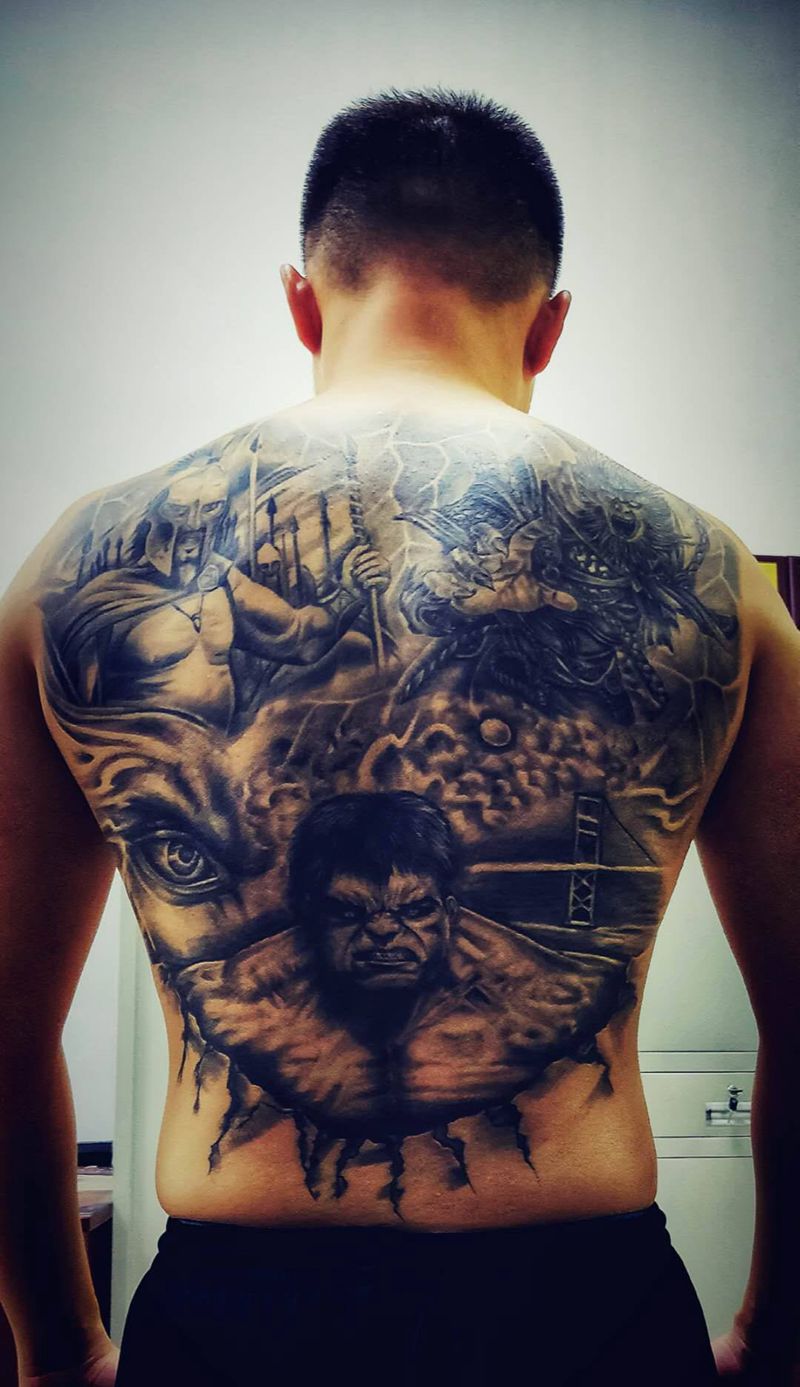 拼接后背纹身图片_背部欧美写实纹身图案