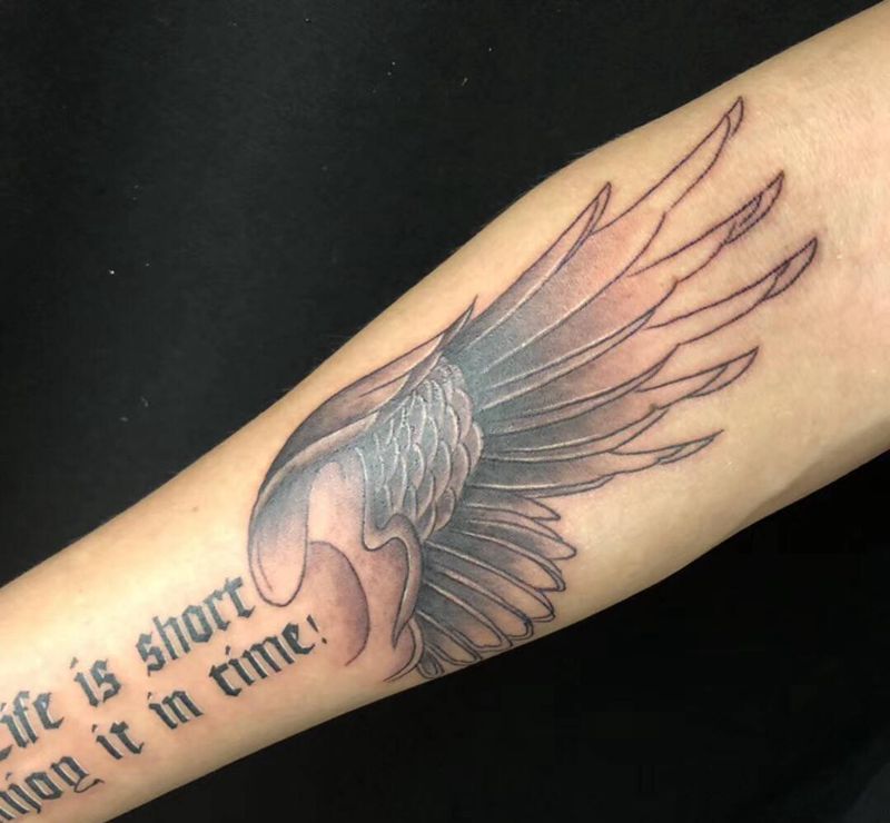 翅膀纹身图片_手臂翅膀纹身图案