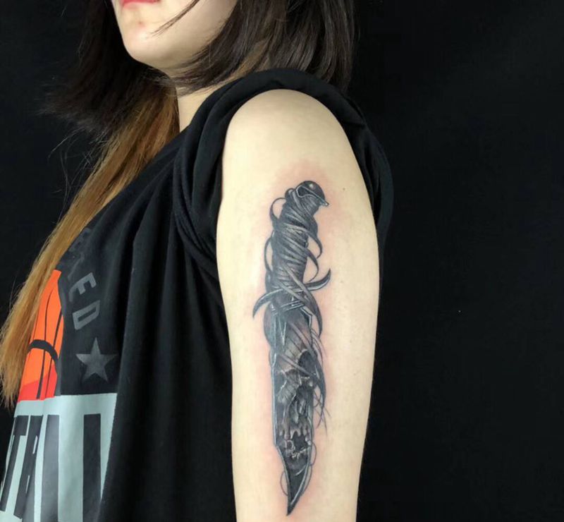 匕首纹身图片_手臂纹身图案