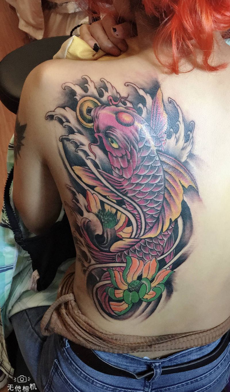 鲤鱼……纹身图片_背部纹身图案