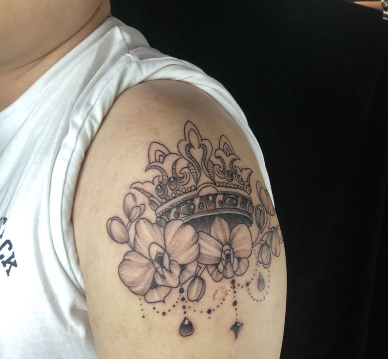 皇冠纹身图片_手臂素花纹身图案