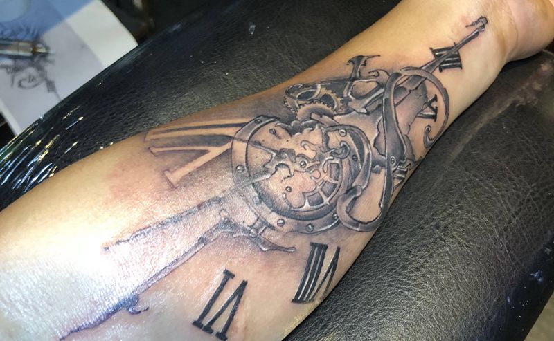 指南针纹身图片_手臂纹身图案