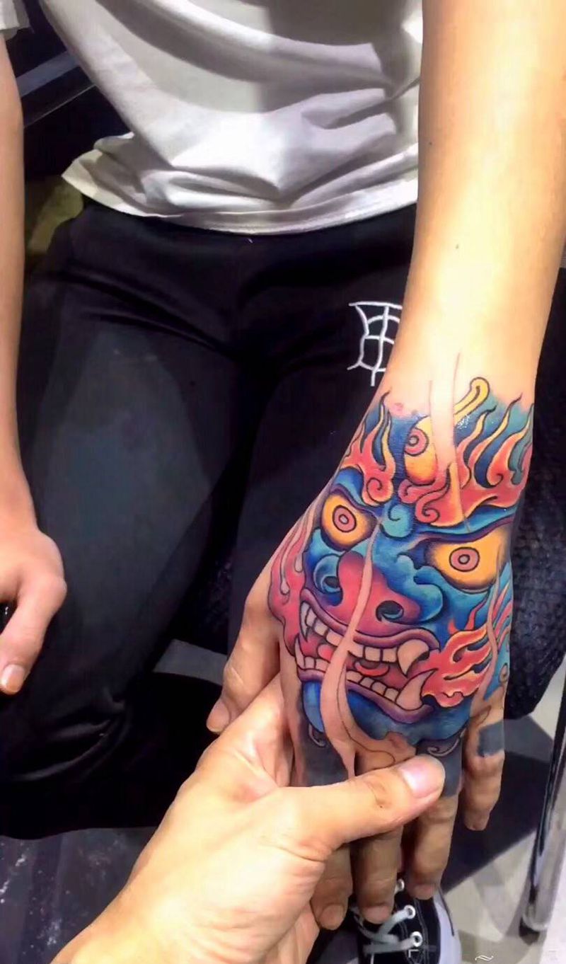 唐狮遮盖修改纹身图片_手部新传统纹身图案