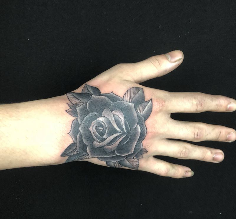 玫瑰纹身图片_Old School手背纹身图案