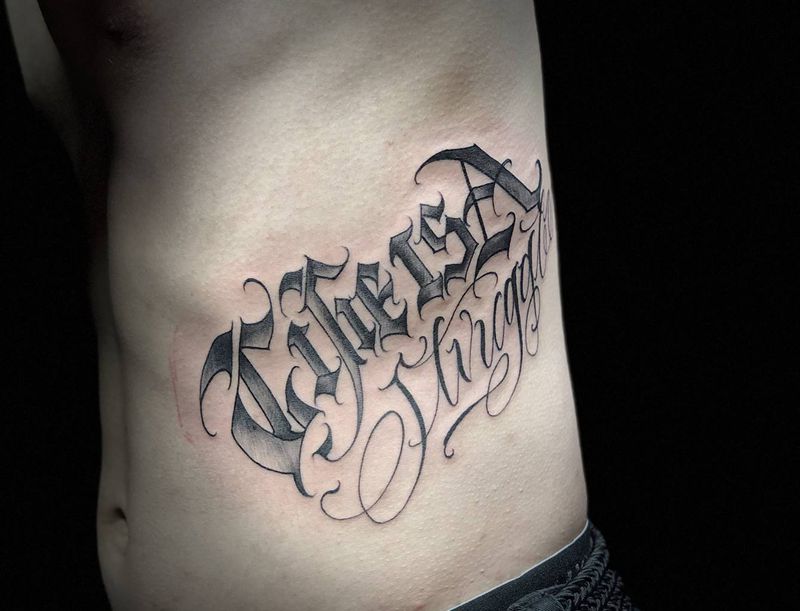 花体字纹身图片_腰部花体字软花纹身图案