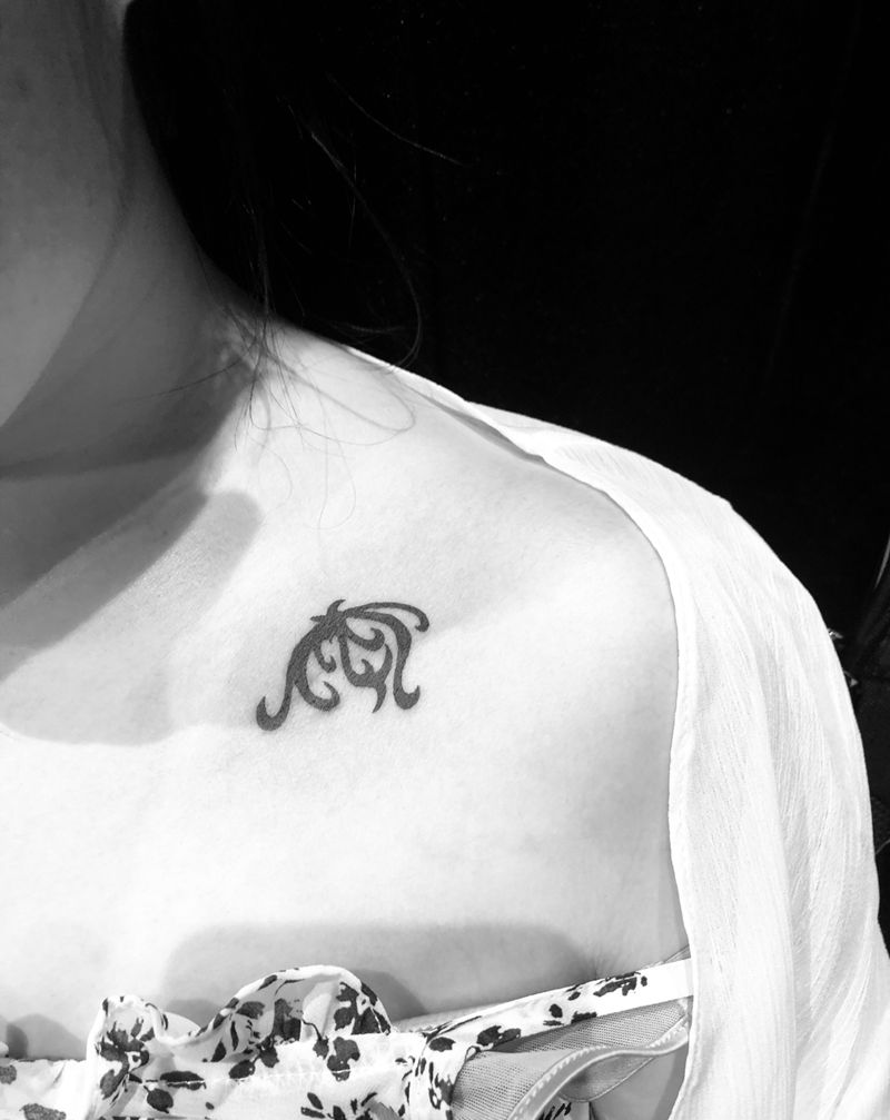 小清新纹身图片_胸部纹身图案