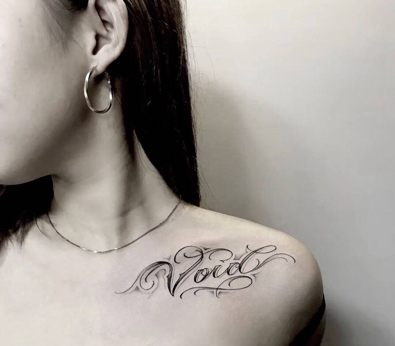花体字纹身图片_颈部花体字纹身图案