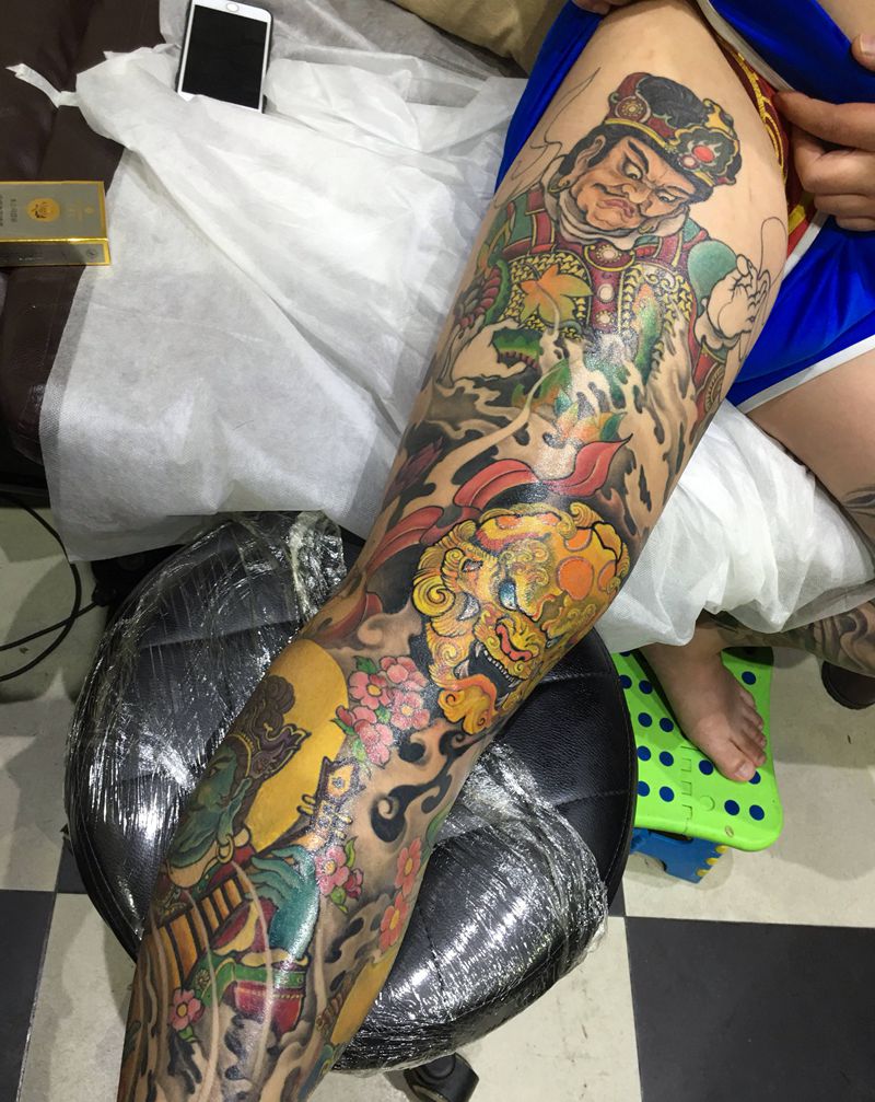 （未完成的花腿）黃金狮子头纹身图片_腿部纹身图案