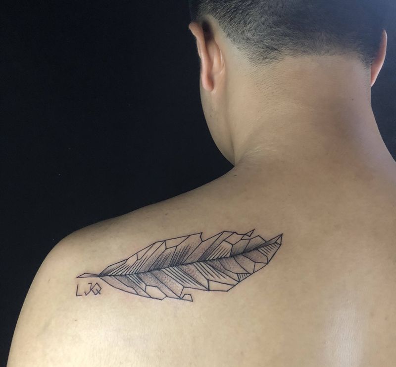 几何羽毛纹身图片_肩部几何纹身图案