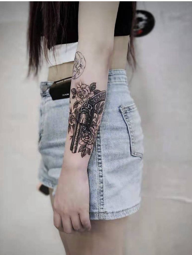 花枪纹身图片_手臂欧美写实纹身图案