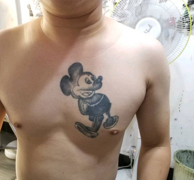 黑炭烧鱼纹身图片_胸部新传统纹身图案