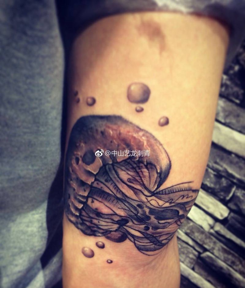 水母纹身图片_成品手部写实动物纹身图案