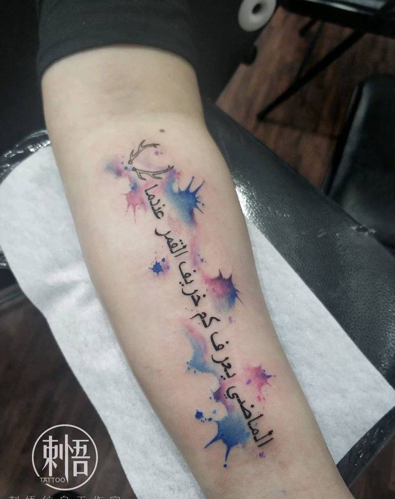 水彩小字母纹身图片_手臂水彩纹身图案