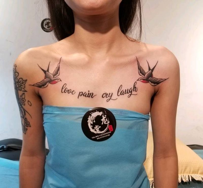 燕子纹身图片_胸部花体字纹身图案