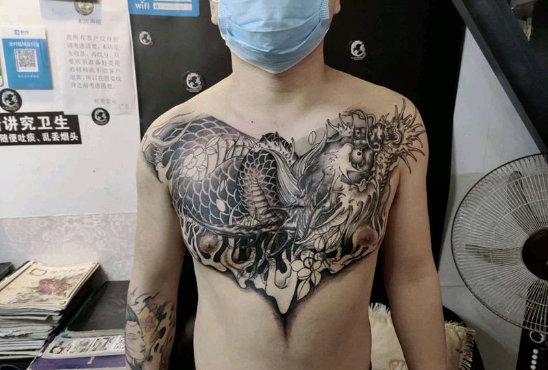 未完成待续纹身图片_胸部新传统纹身图案