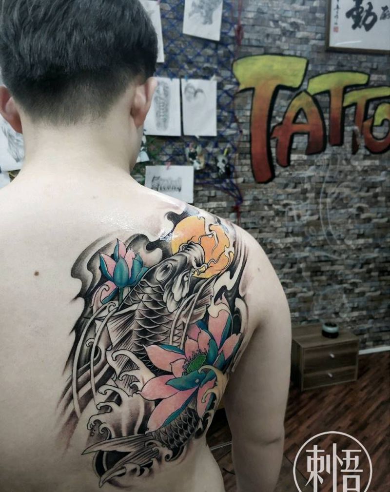 原创鲤鱼纹身图片_肩部背部新传统纹身图案