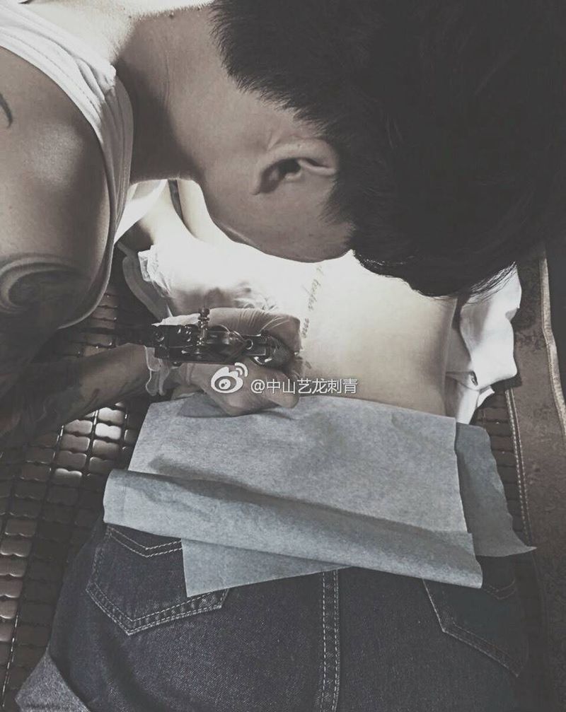 竖横英文字母纹身图片_成品手稿肩部背部欧美清新字符纹身图案