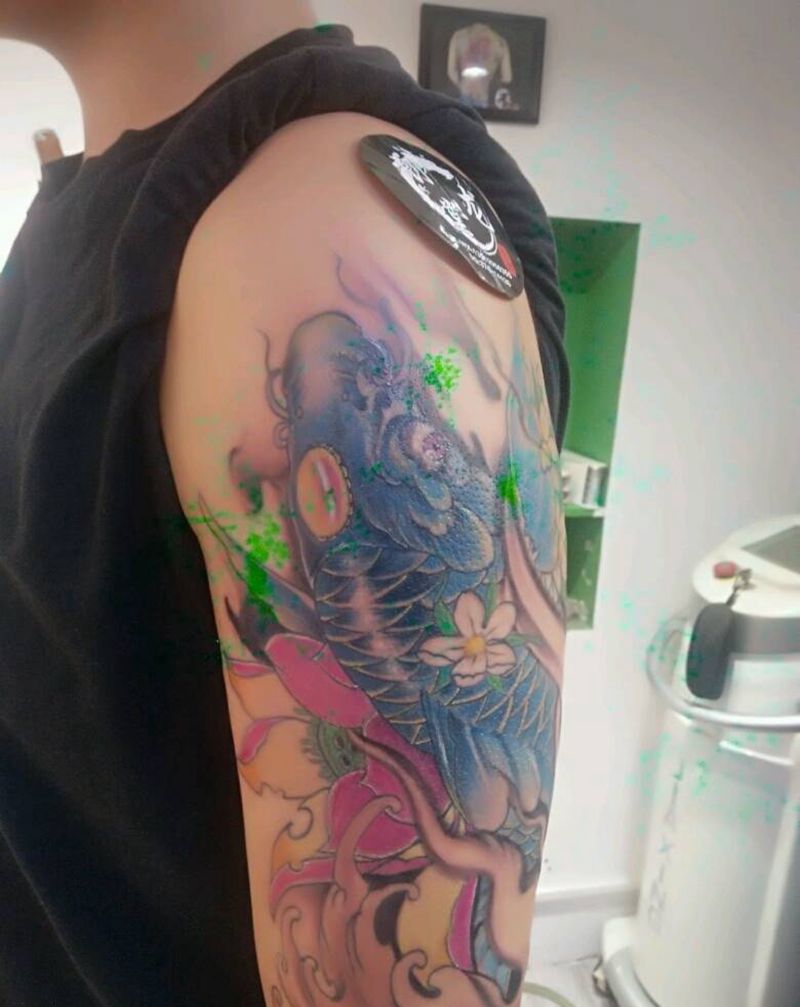 大臂鲤鱼纹身图片