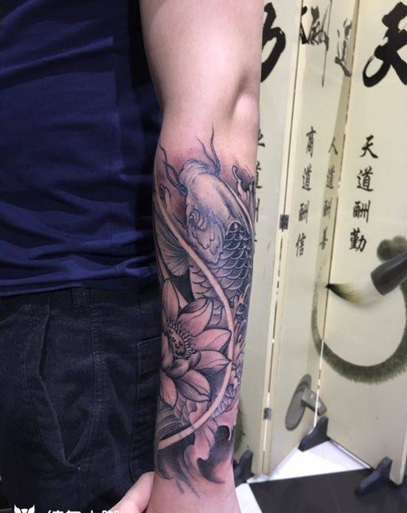 荷花鲤鱼纹身图片_成品手臂传统动物植物纹身图案