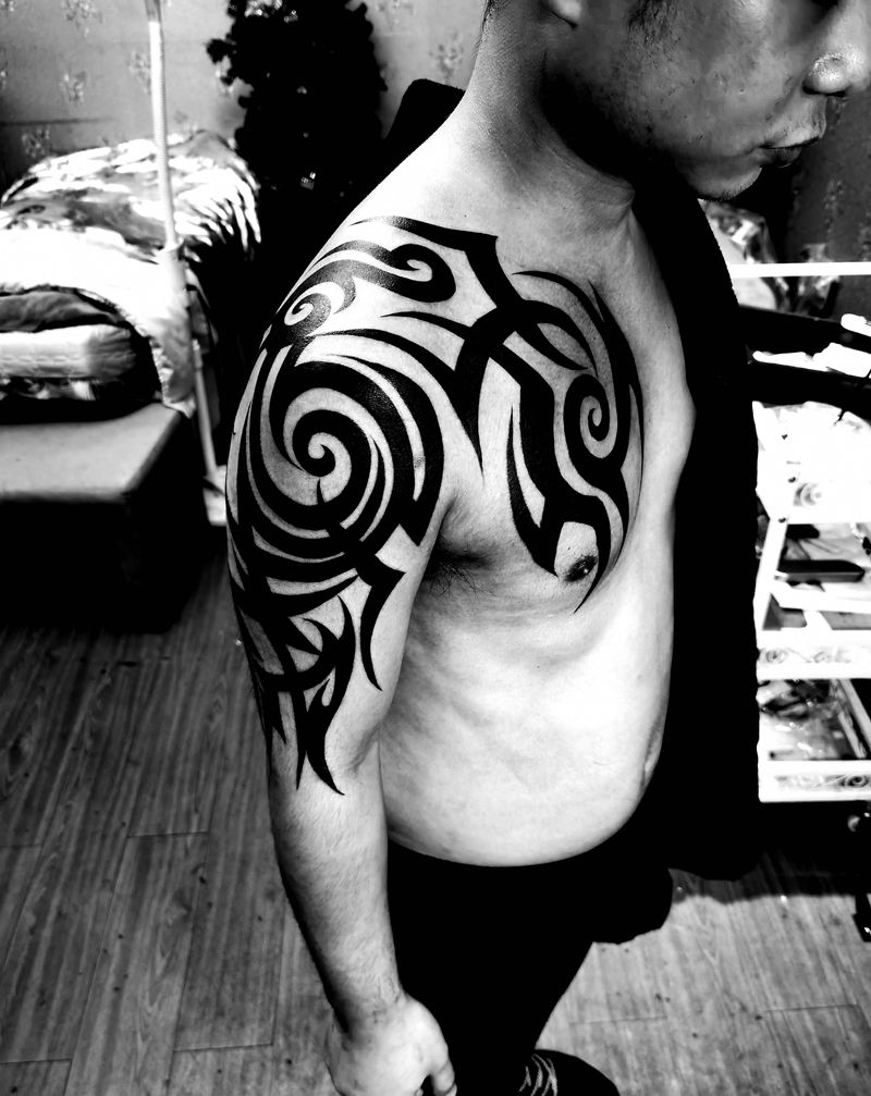 半甲图腾纹身图片_肩部胸部新传统图腾纹身图案