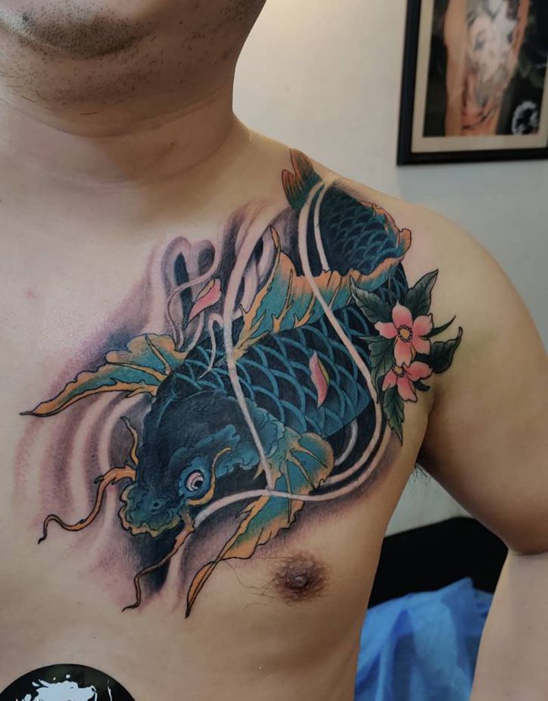 大鲤鱼纹身图片_胸部新传统纹身图案