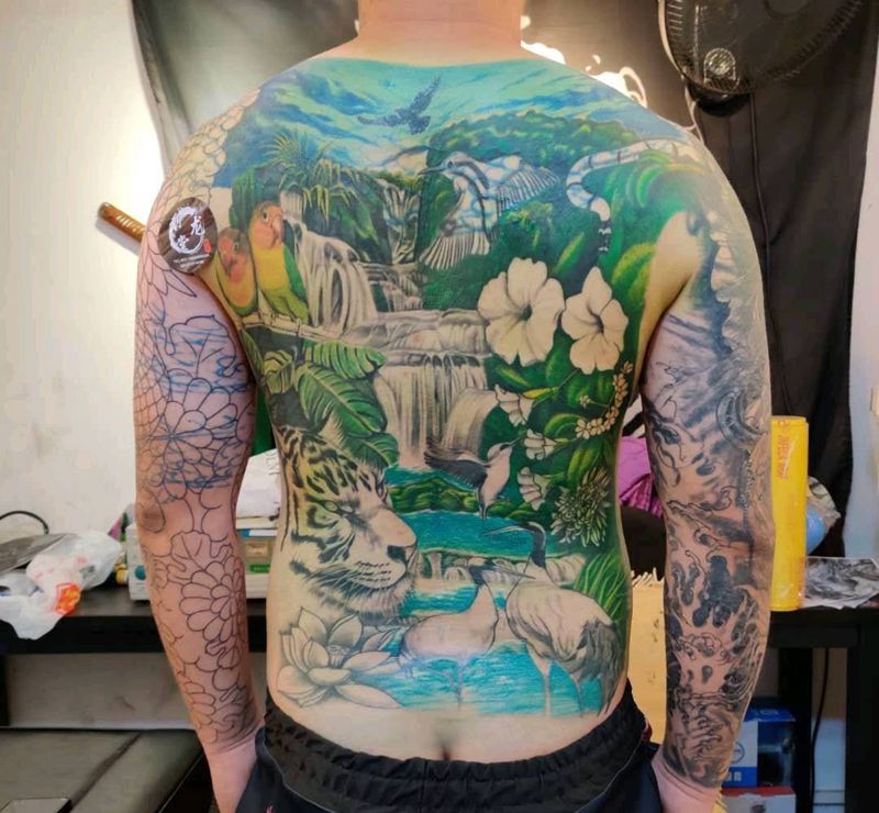 满后背纹身图片_背部欧美写实纹身图案