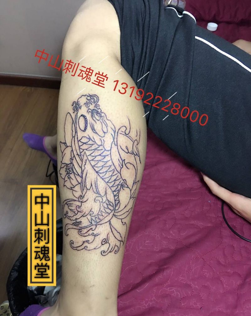 鲤鱼线条纹身图片