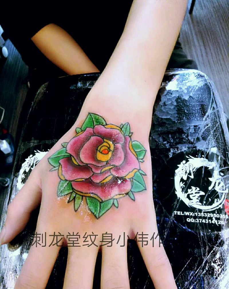 花手纹身图片_手部纹身图案