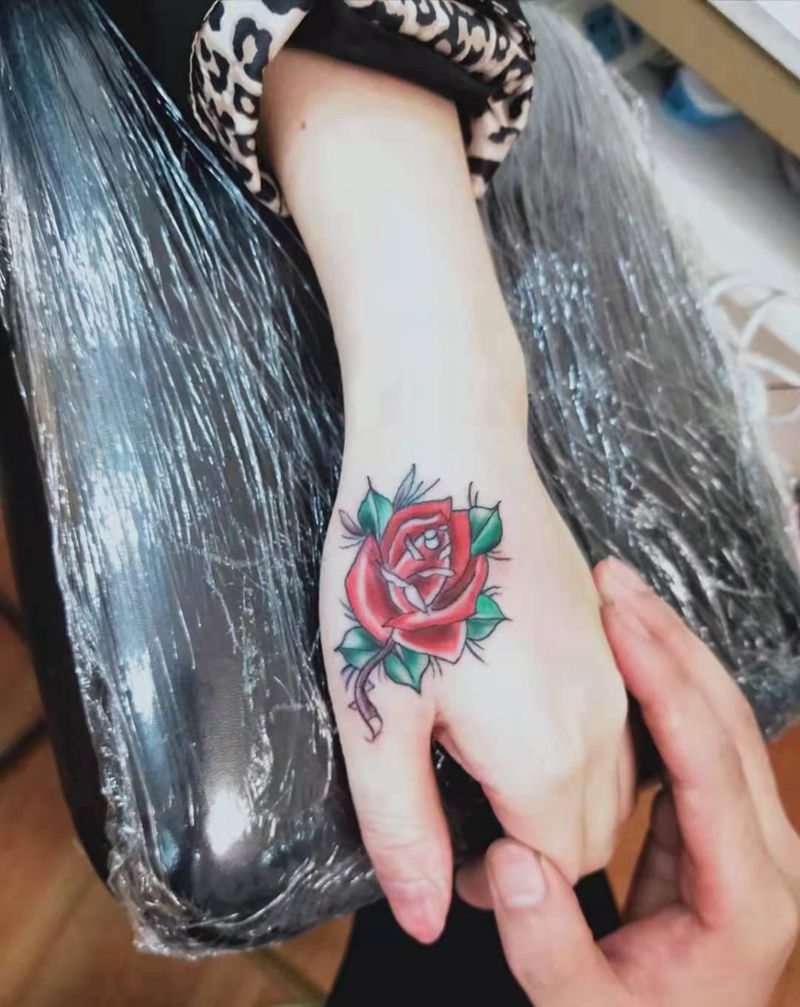 玫瑰花纹身图片_手部新传统纹身图案