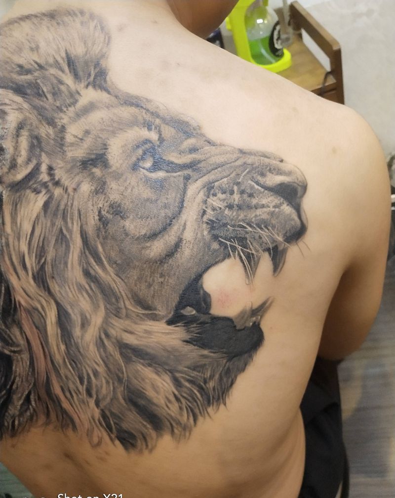 未完成待续雄狮纹身图片_背部欧美写实纹身图案