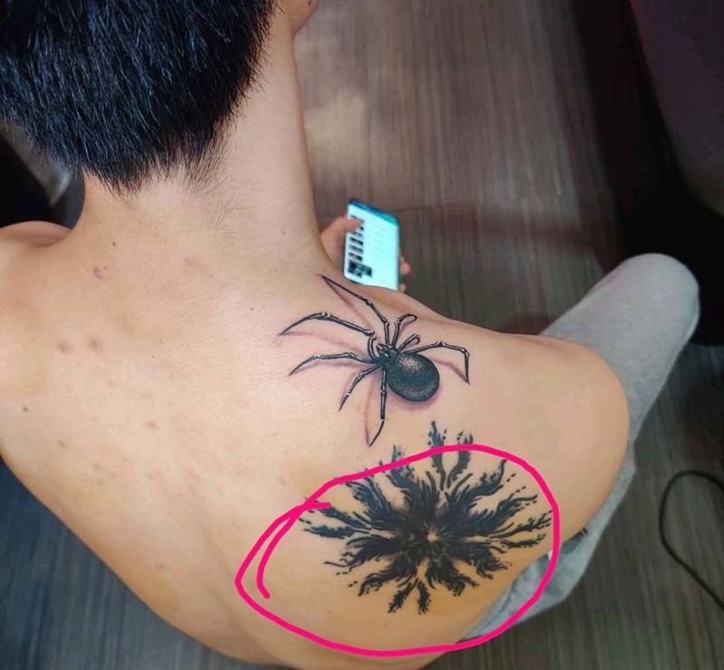 蜘蛛纹身图片_肩部欧美写实纹身图案