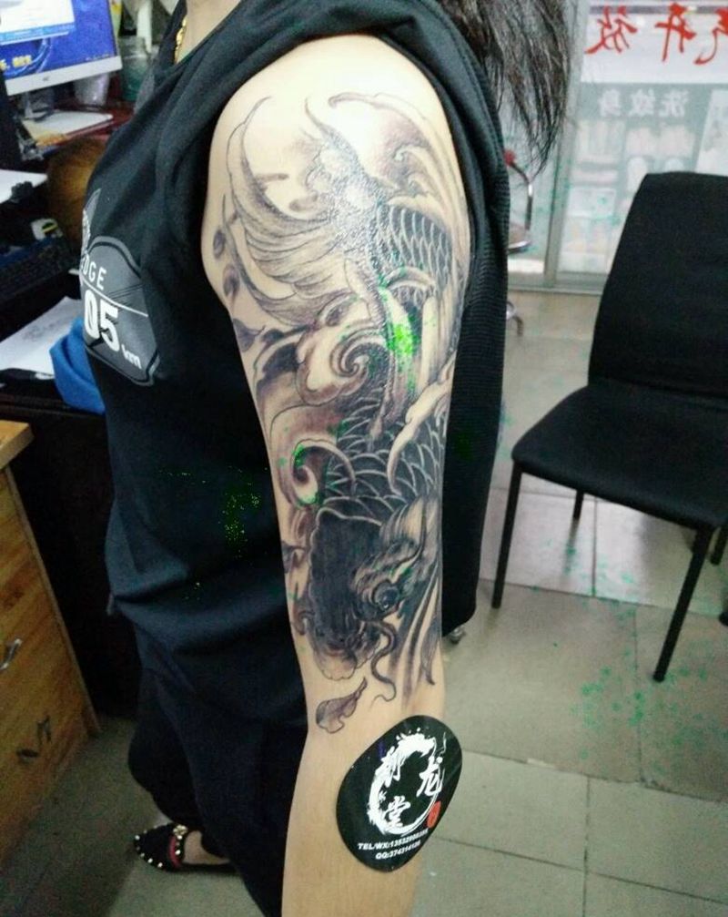 黑灰鲤鱼纹身图片
