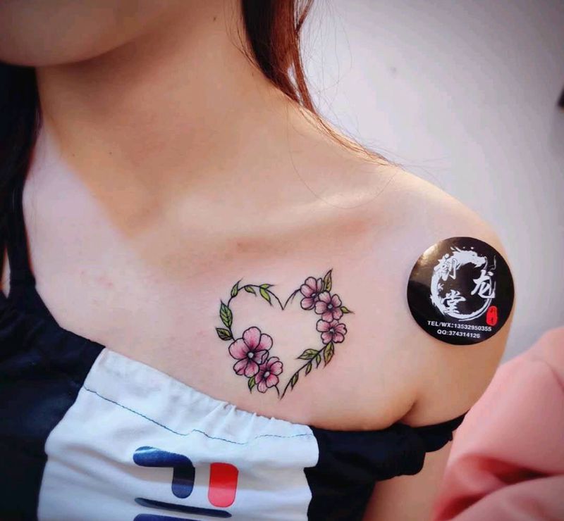 花藤纹身图片_胸部纹身图案