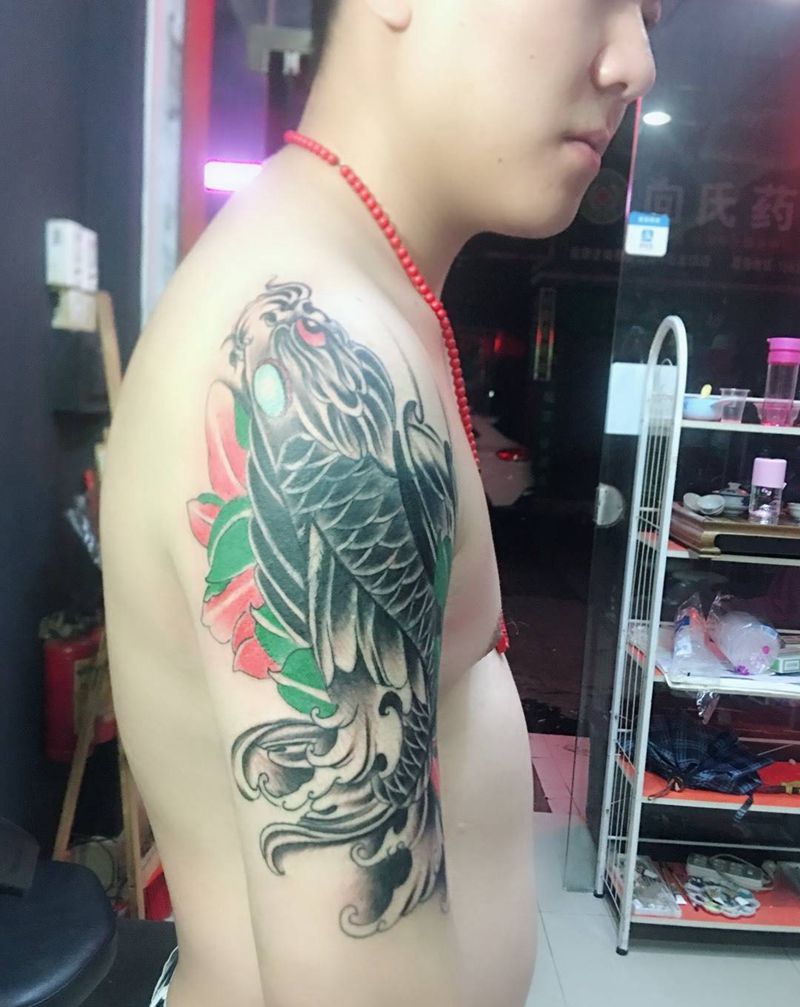 鲤鱼覆盖狼头纹身图片