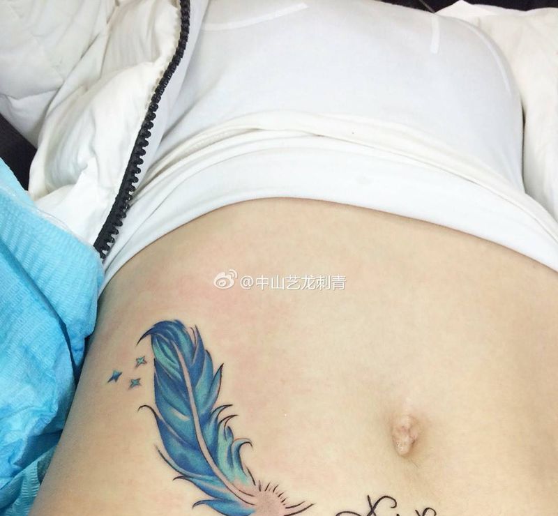 小清新～羽毛纹身图片_成品腰部清新植物字符纹身图案