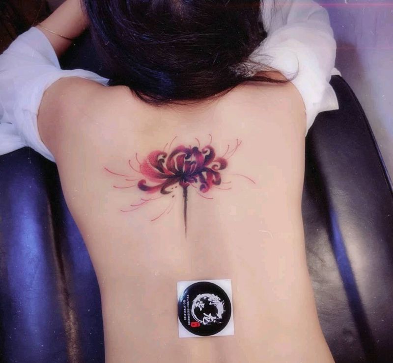 彼岸花纹身图片_背部新传统纹身图案