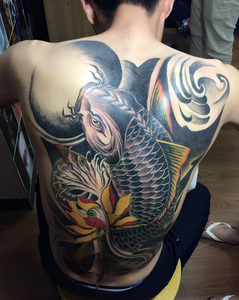 满背鲤鱼纹身图片